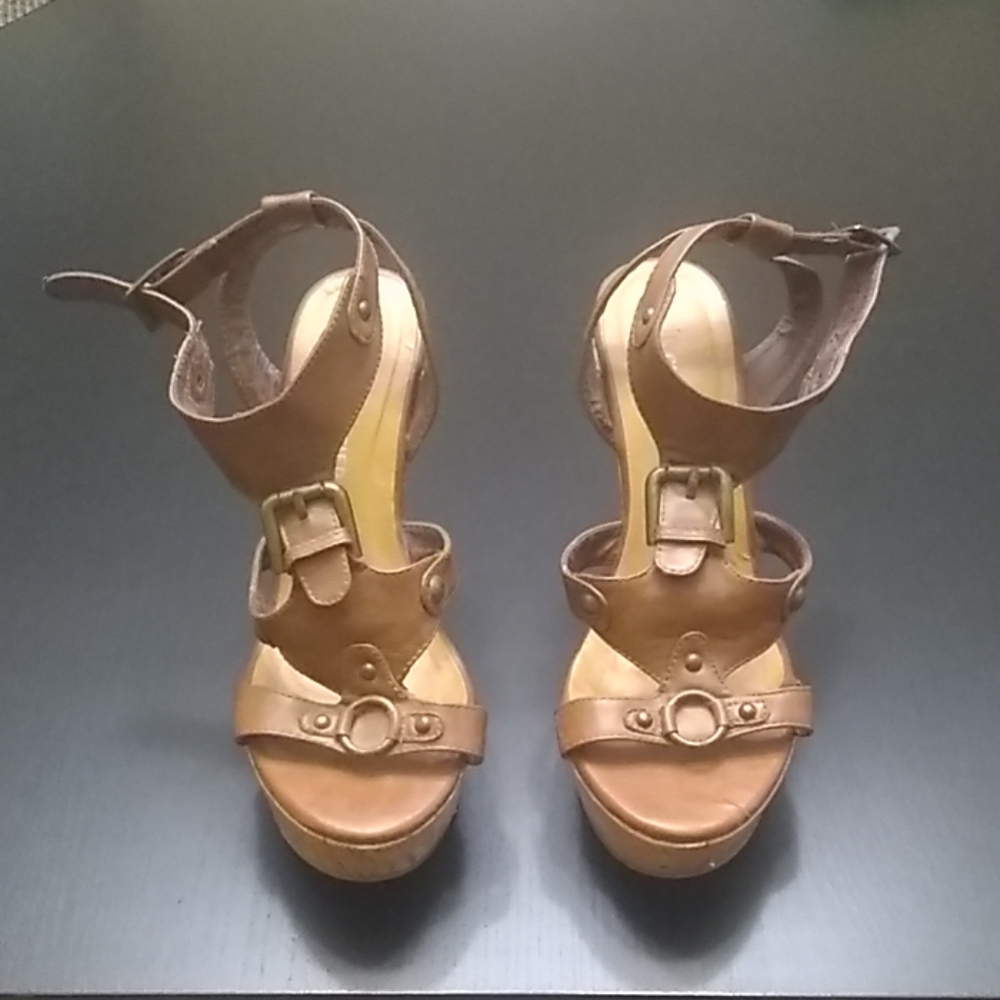 Tan Buckled Platforms